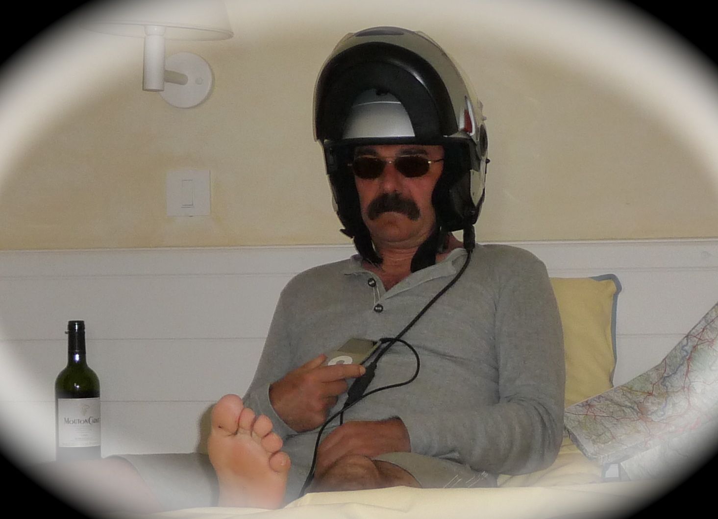 Mann mit Helm und iPod