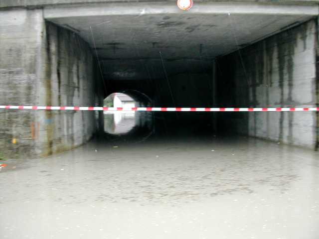 Hochwasser unter der Br&uuml;cke