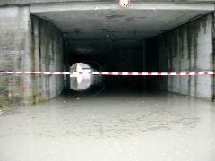 Hochwasser unter der Brücke